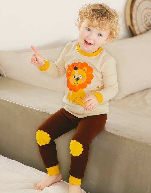 Vaenait Baby Lion Pajamas model sitting