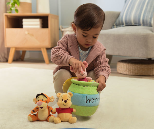 Gund Winnie the Pooh Playset model girl